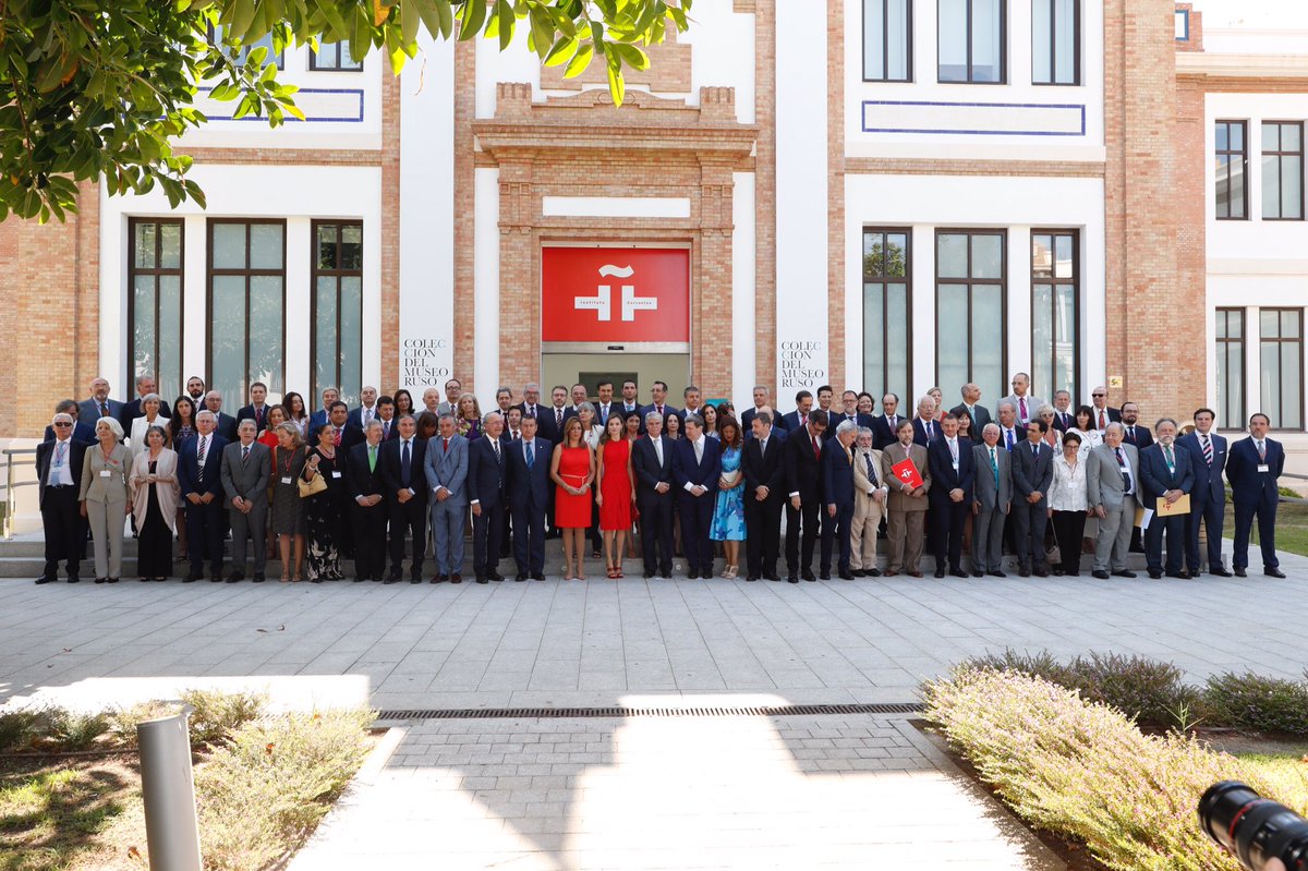 CasaReal's tweet photo. La Reina, en Málaga para asistir a la Reunión Anual de Directores de Centros del Instituto Cervantes @InstCervantes https://t.co/8Gxp8DhsXl https://t.co/aoMQqpSmgK
