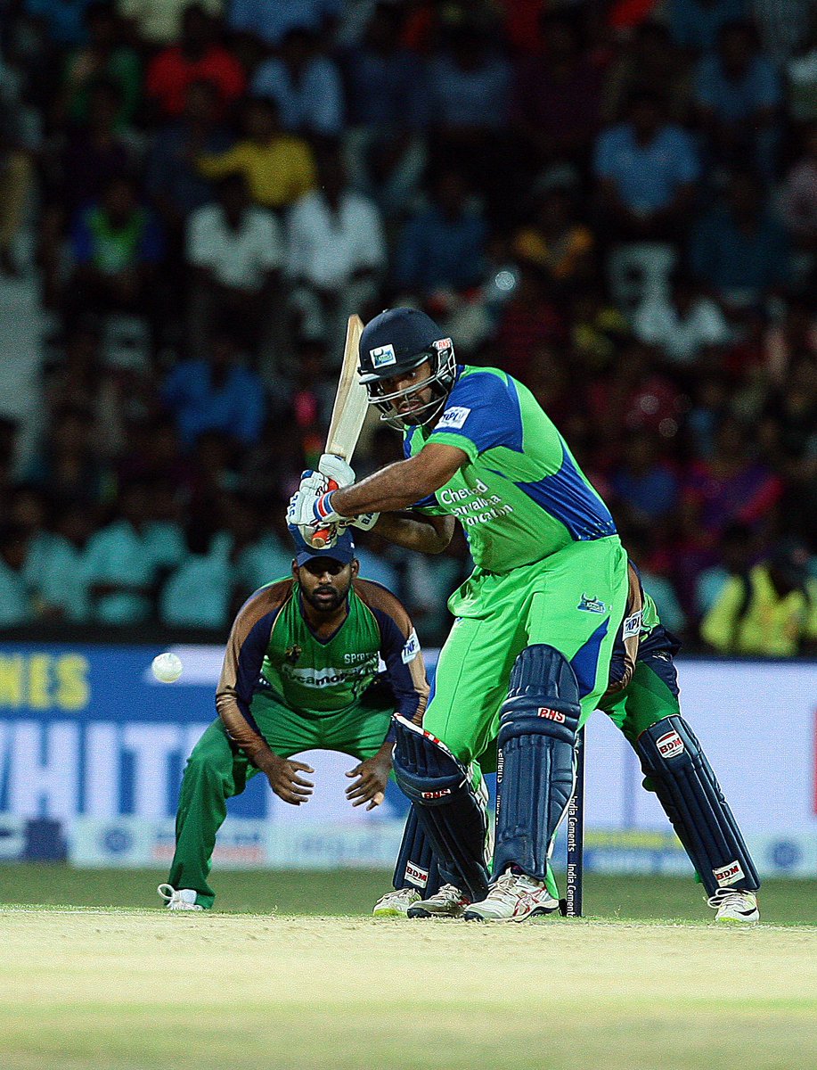 TeamTiruppur's tweet photo. #SAniruda prepares to punish the bowler during the course of his half-century
#TNPL2017 #KaraikudiKaalai #modhipaakalama https://t.co/8cuMkEpTWS