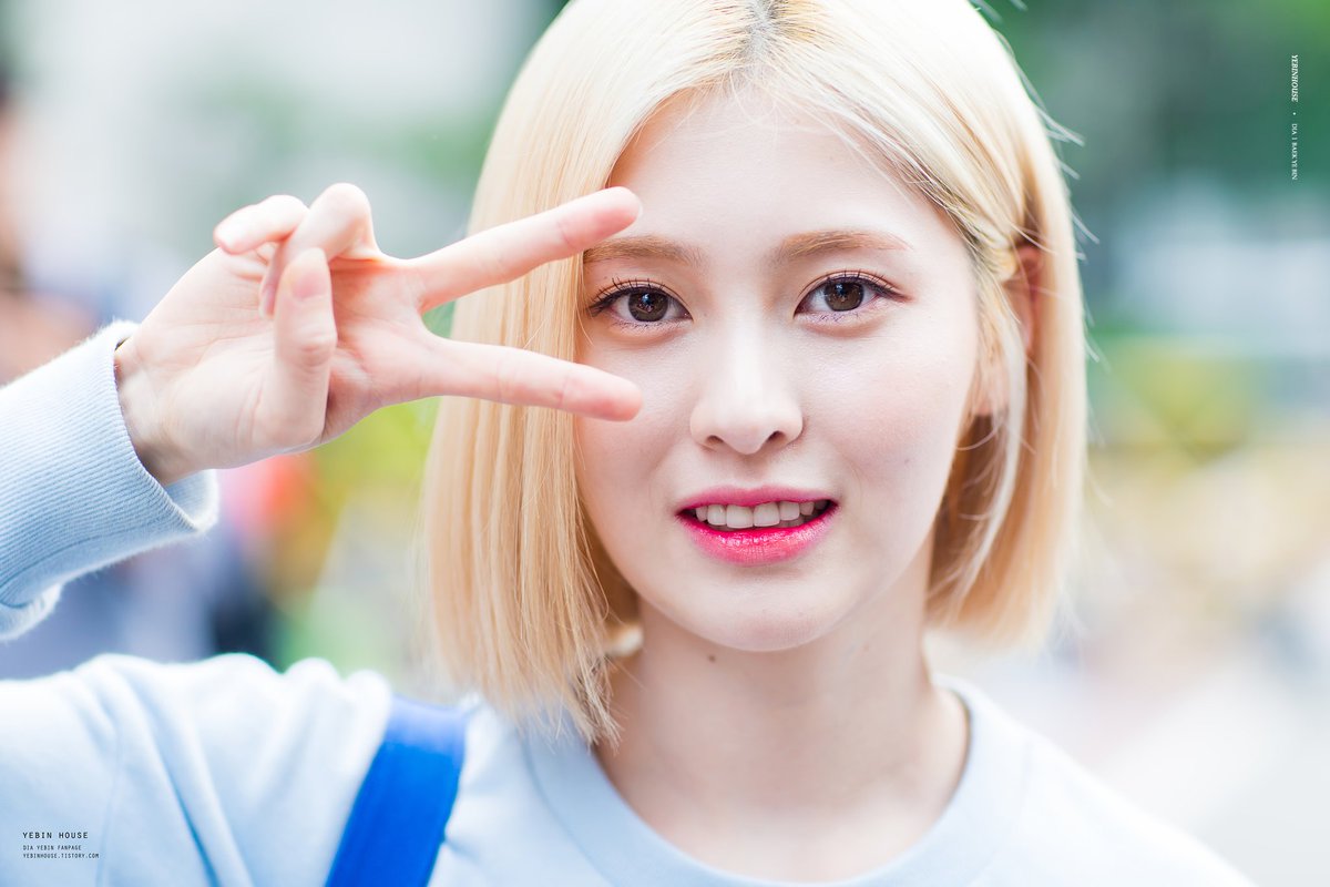 yebinhouse's tweet photo. 170723 다이아 예빈 KBS 1대100 출근 
#DIA #다이아 #백예빈 #예빈 #YEBIN @dia_official 

너의 목소리가 들려 https://t.co/GCBF92T1Lm