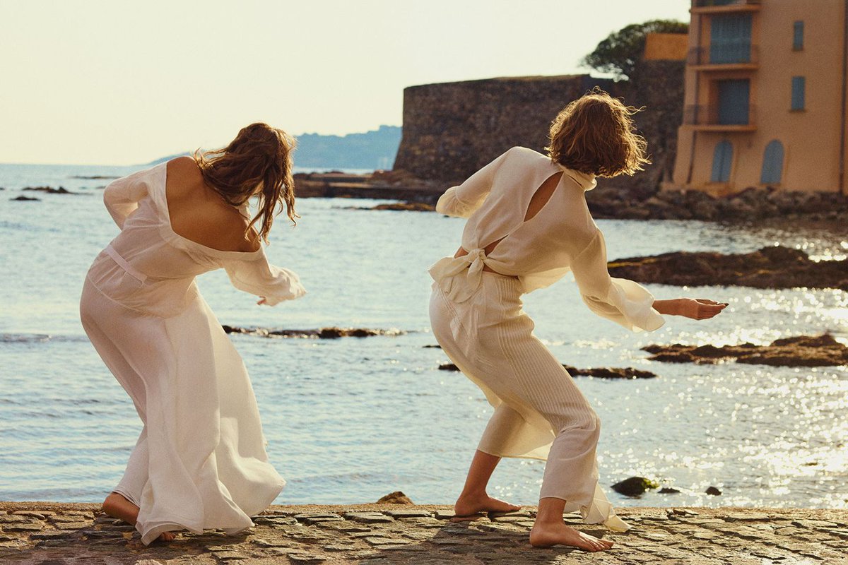 BritishVogue's tweet photo. Six fragrances that smell like summer: https://t.co/MYgYHdE3xy https://t.co/zwKDvdHmQy