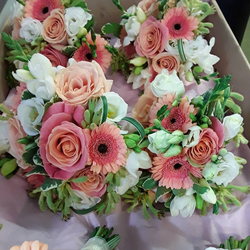 wattsflorist's tweet photo. Wedding 3 - bright corals and greens! π«π°π
#weddingweekend #localflowershop #hwattsflorist https://t.co/4ydVi9WsrZ