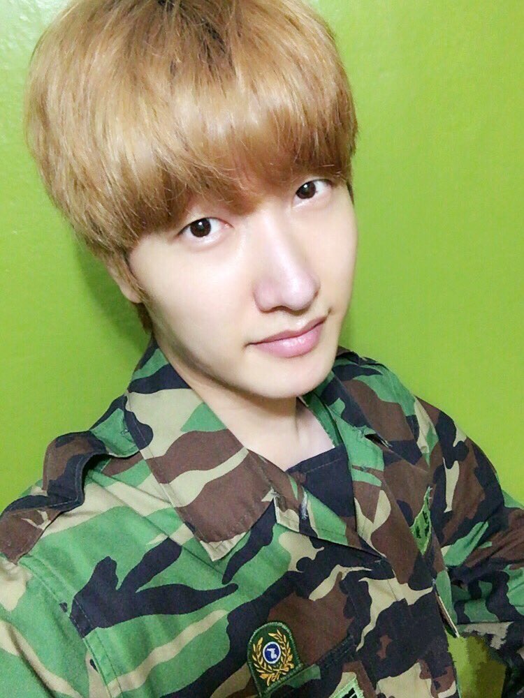 J2KC_'s tweet photo. #대니 충성!!대니는 훈련 받고 왔어요☺️군복 입은 모습은 처음보죠??😁 #빵야빵야빵야 #뱅뱅뱅 #でもち https://t.co/IOR74asxvX