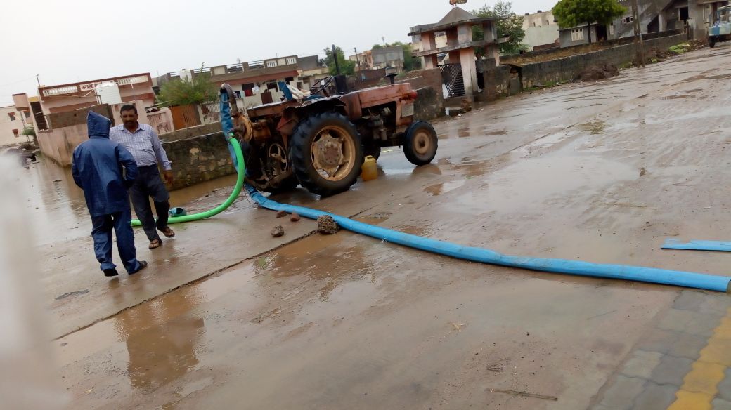 વોર્ડ ૧ રઘુવીરનગરમાં ન.પા. ટીમ દ્વારા પમ્પીંગ દ્વારા વરસાદી પાણી નિકાલ  <a href="/CollectorSRN/">Collector Surendranagar</a> <a href="/sdmwadhwan/">Dycollectorwadh</a>