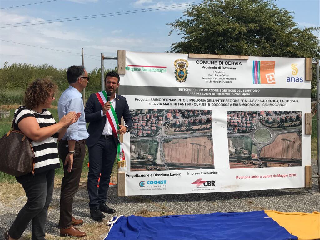 AcorsiniAndrea's tweet photo. #Cervia, la prima bennata della rotatoria delle #Saline. A Maggio 2018 si inaugura @LucaCoffari @sbonaccini https://t.co/dhb2Bwp0Ad