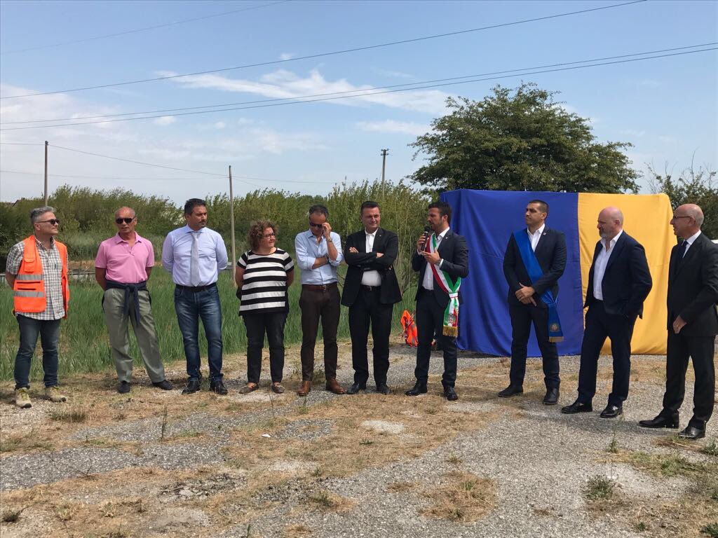 AcorsiniAndrea's tweet photo. #Cervia, la prima bennata della rotatoria delle #Saline. A Maggio 2018 si inaugura @LucaCoffari @sbonaccini https://t.co/dhb2Bwp0Ad