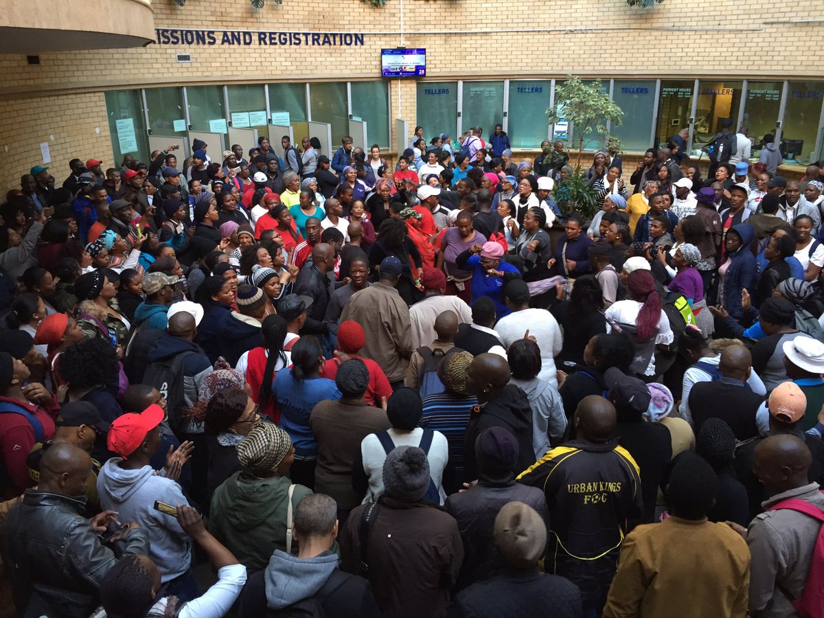 VernacNews's tweet photo. Mowbray and Cape Town campus workers have arrived at CPUT Bellville and DVC Prof Nhlapo has come down to the workers
#CPUTStrike https://t.co/cDly4GRU2r