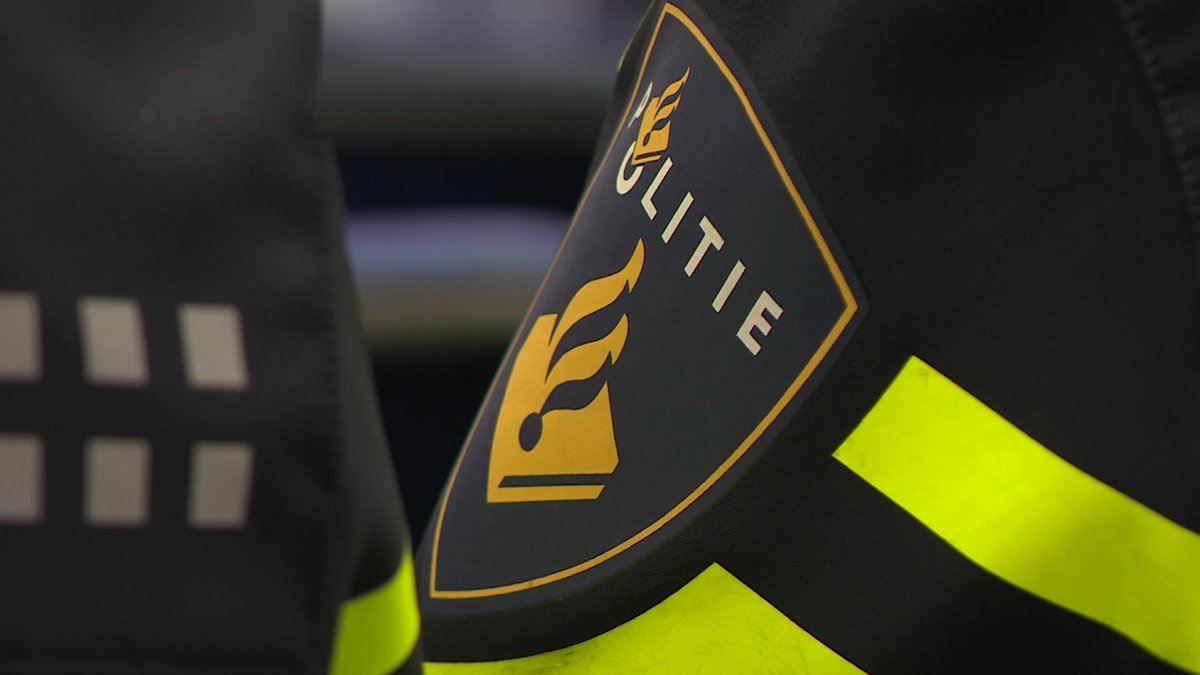 OmroepFlevoland's tweet photo. Kenteken nekt verdachten van een inbraak, twee mannen in Lelystad aangehouden https://t.co/4ZURMwOzzN https://t.co/Qv3JdjrFCr