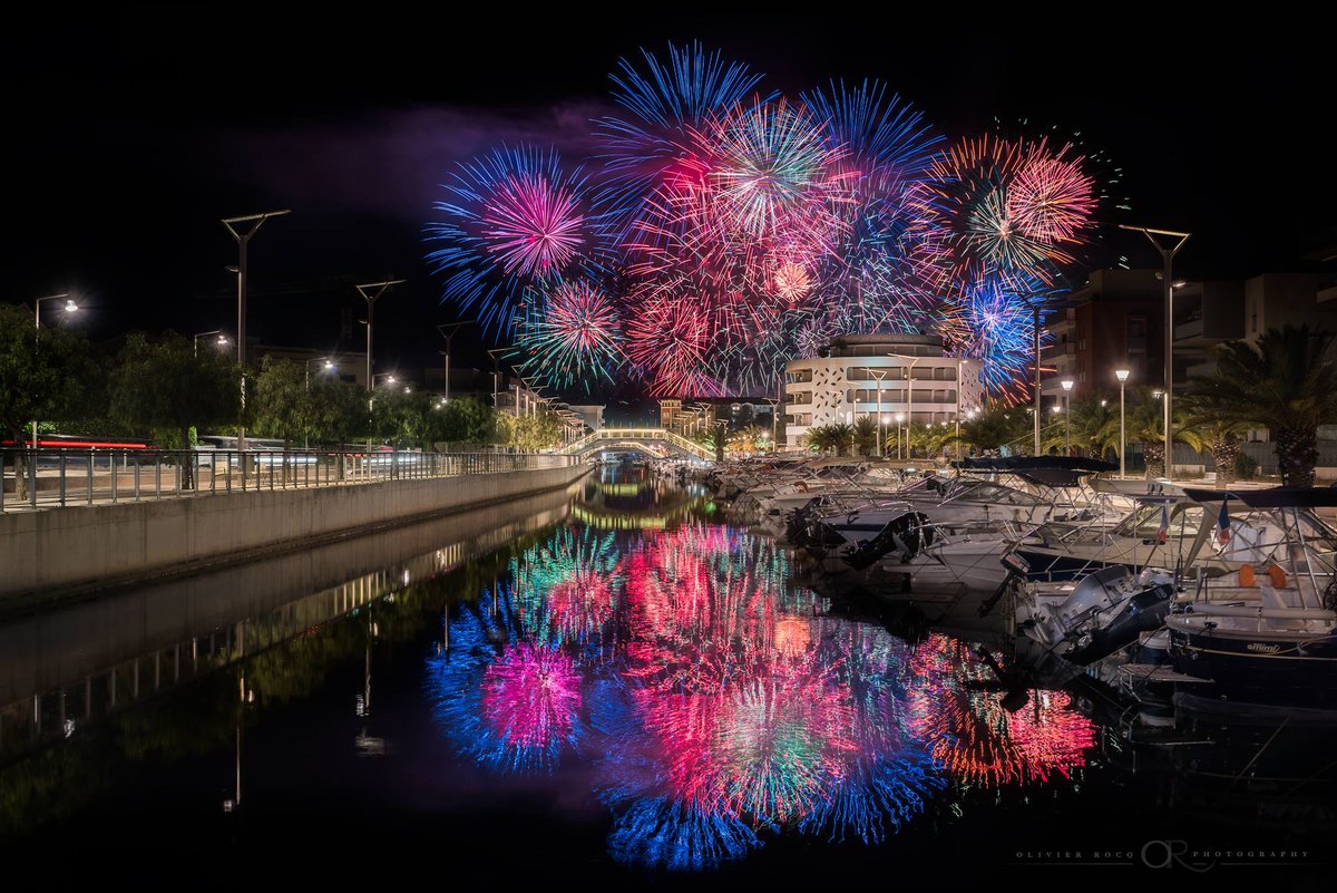 frrivieraguide's tweet photo. Fireworks in Fréjus. By Olivier Rocq Photography #frenchriviera #var #CotedAzurFrance #CotedAzurNow #frejus @VilleDeFrejus @FrejusSaintRaph https://t.co/sE4oboyQL9