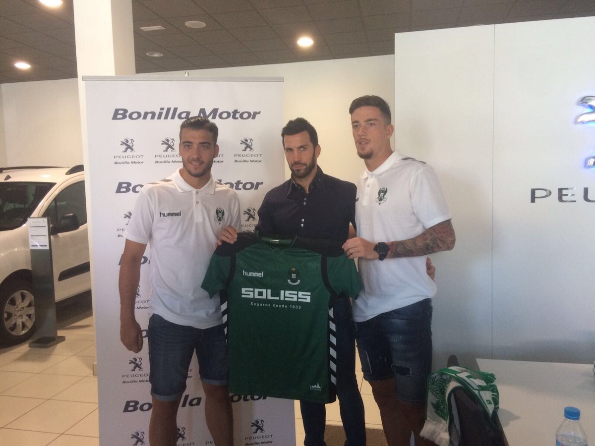CD_Toledo's tweet photo. PRESENTACIÓN | @jonander_22 y @javazquez3 son presentados como nuevos jugadores del @CD_Toledo en las instalaciones de @bonillamotor https://t.co/sJwXhXXpPR
