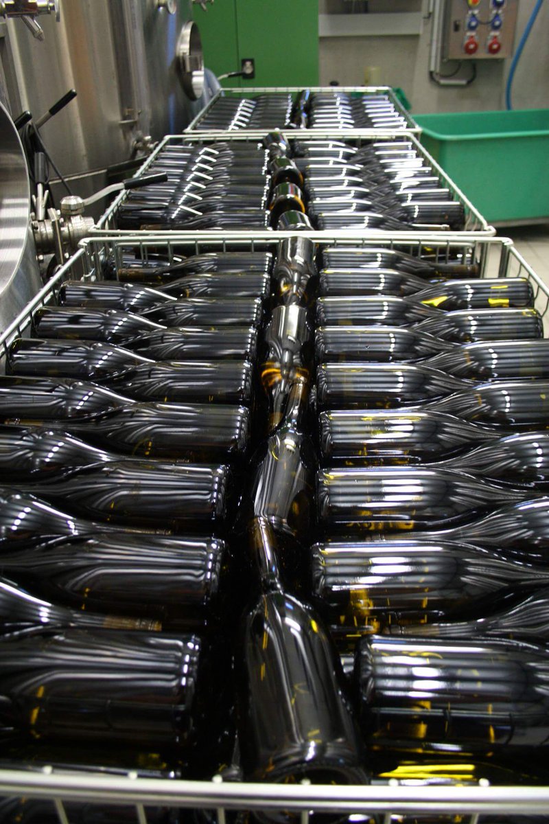 On dirait que le vin est mis en bouteille?!? Bientôt étiqueté et dispo à la vente!