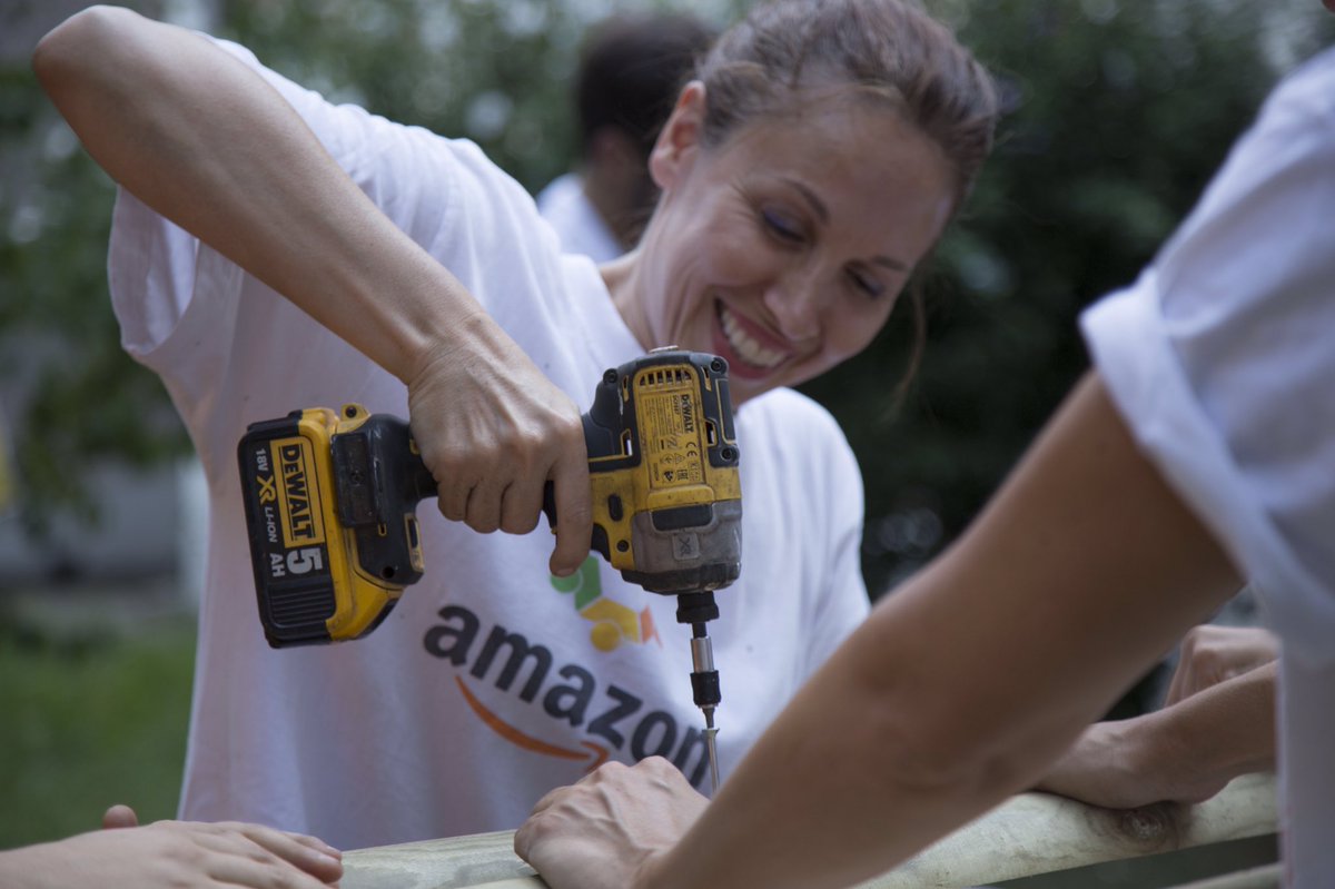 AmazonNewsEU's tweet photo. Garden for growth: Mission Bambini and @AmazonIT volunteers create garden for 300 school children https://t.co/d4wm03uuK1 https://t.co/97rteefxfE