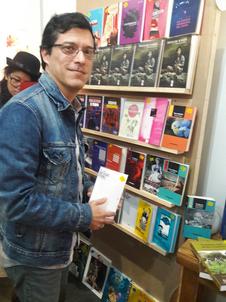 luisyslas's tweet photo. Una gran sorpresa caminar por la @FilLima2017 y encontrar en el #Stand70 a @LibrosdelFuego. Gracias por estar, por traer #ALaBrevedadPosible https://t.co/AXyd2f0SdD