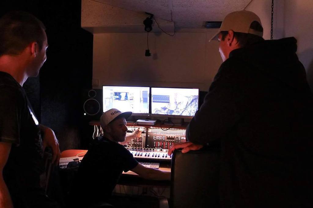 MPAcademyNL's tweet photo. Track feedback in between collegues #studiolife #musicproduction #studioone #virusti2 #kompletekontrol #nativeinst… https://t.co/yAsnxzyLgx https://t.co/qWcehP3gkD