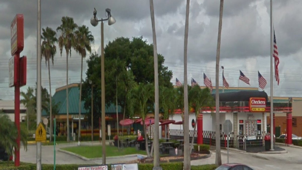 Rainwater dripping on food causes Checkers restaurant closure bit.ly/2uRc6Tp https://t.co/zObMTCDIfL