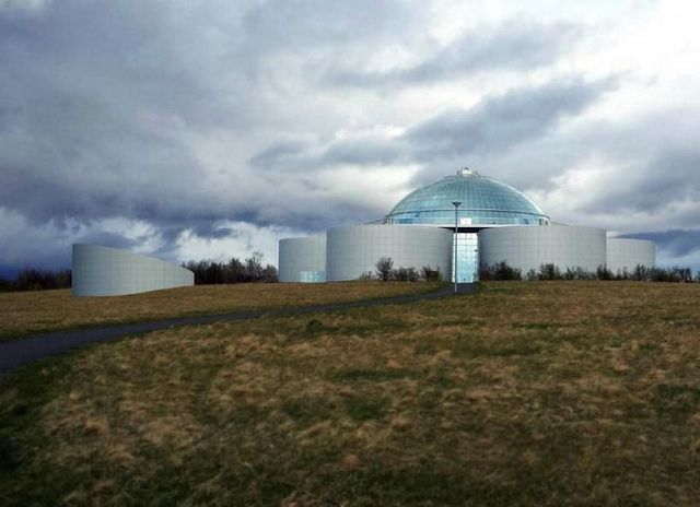 Reykjavik's Pearl monument installs a planetarium buff.ly/2uMXVz7