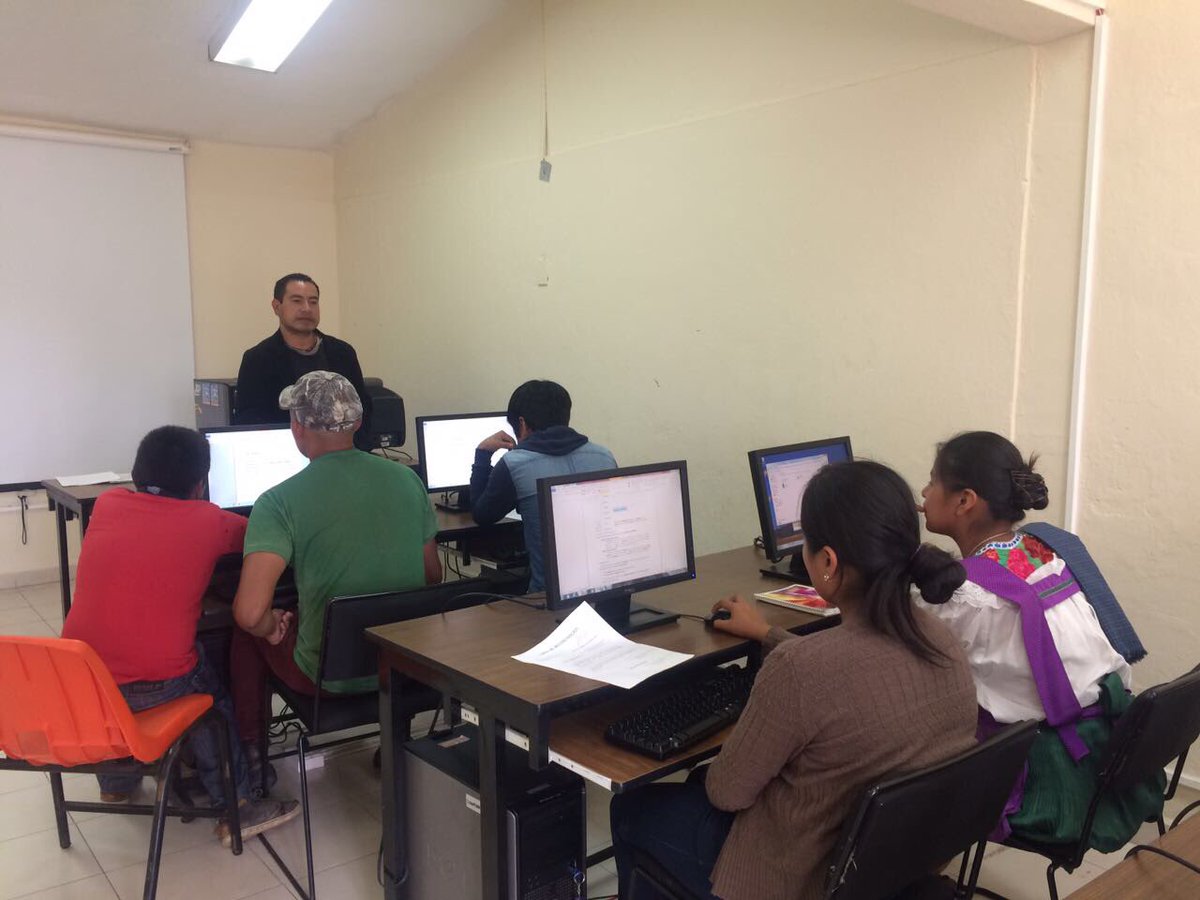 ICATECHSanCris's tweet photo. Nuestra Directora @dulsillo felicita a las y los capacitandos en los diversos cursos en la Acción Móvil Teopisca. https://t.co/oT8301No7W