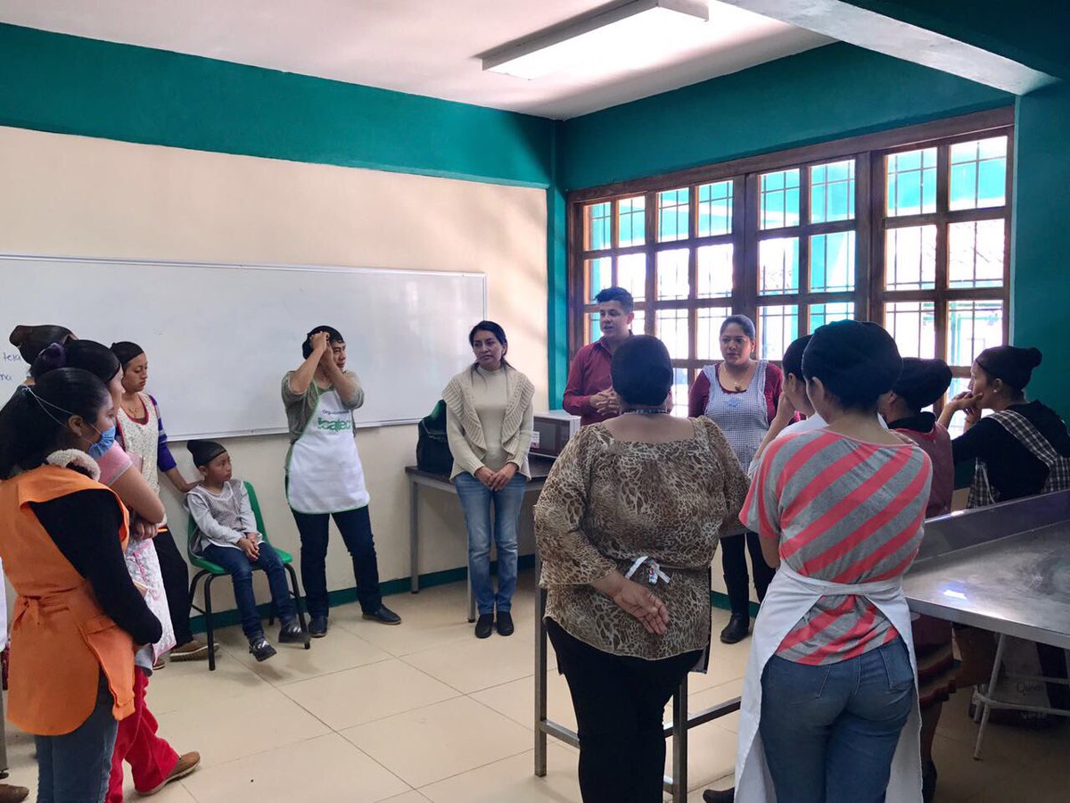 ICATECHSanCris's tweet photo. Ante la creciente demanda del curso "Panadería Regional" nuestra Directora @dulsillo ha prestado atención en una capacitación de calidad. https://t.co/MypXuPBwJS