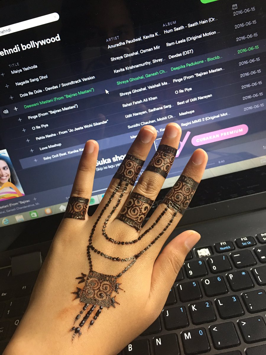 C_raMusa's tweet photo. When u listen 2 mehndi bollywood songs 2 uplift d mood while doing mehndi on urself. Too in2 music tgk2 senget yg bawah...
#needmorepractise https://t.co/Z7U5PSojCg