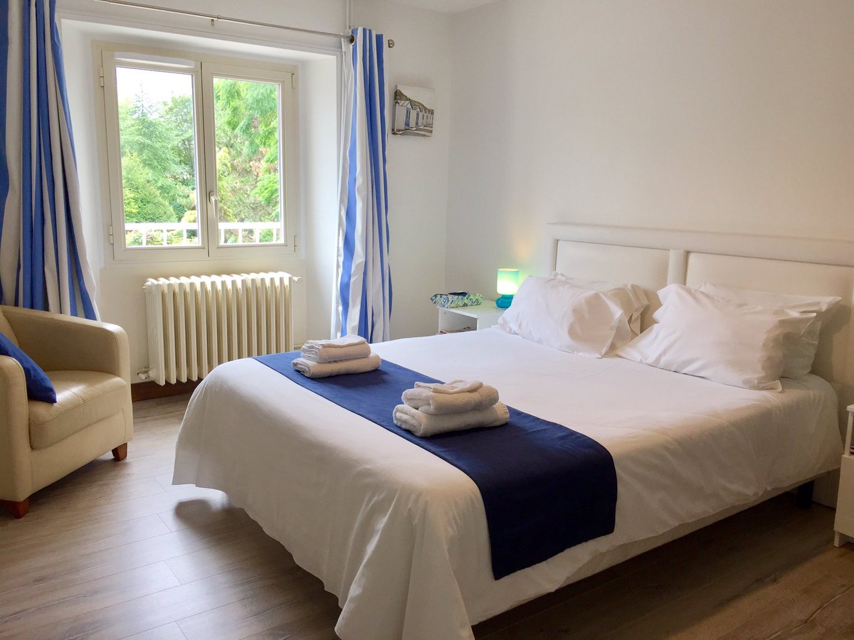 Lamaisonperiot's tweet photo. @Lamaisonperiot                              La chambre "Port en Bessin" pour 2 personnes. https://t.co/kN5SdaSl5Z