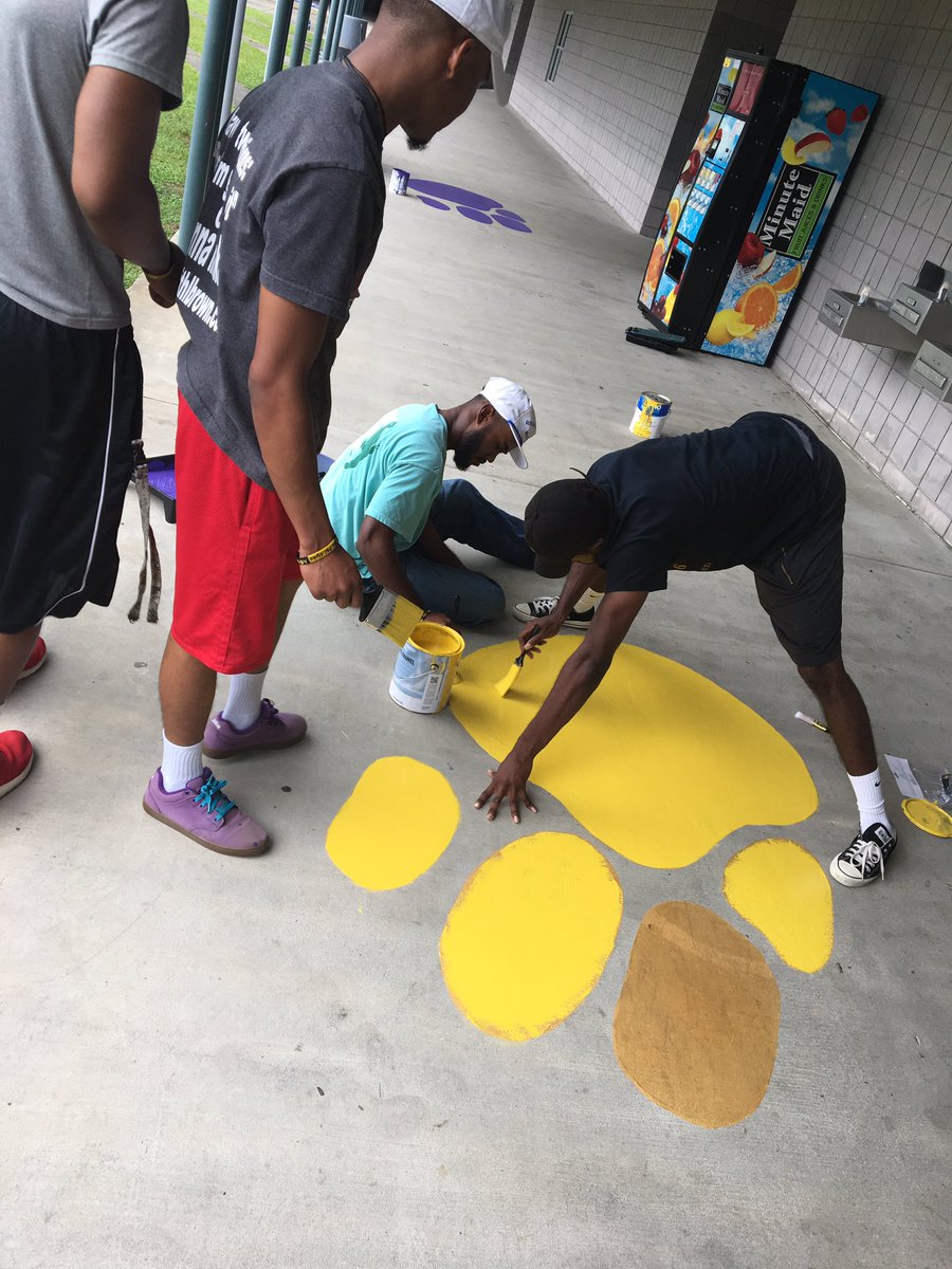 MuXi_1906's tweet photo. Had a good time at community service this morning! Thank you N R Burger for having us! #MightyMuXi #ServantsOfAll https://t.co/l21SjoxSB4