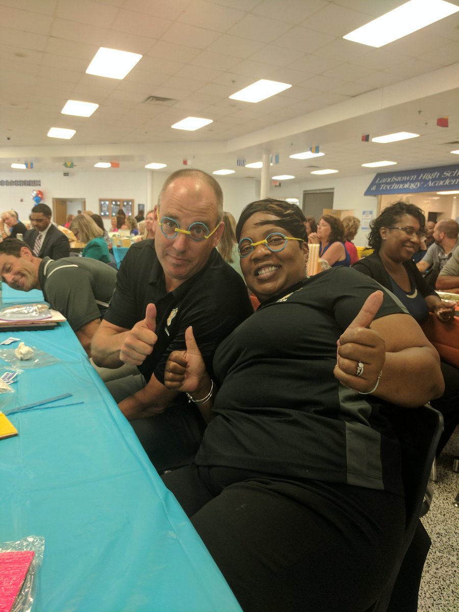 LisaLongVB's tweet image. Maker spacing at lunch #vbamazing @KellamHigh