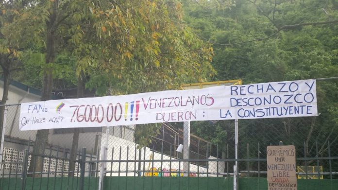 info_Ve's tweet photo. “No al fraude”: Pancartazo contra la ANC en centros de votación (Fotos)
 https://t.co/Fiwuwm3MXJ https://t.co/Hz093BBPni