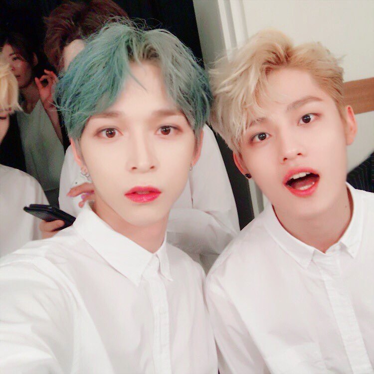 _Bowwow_bao's tweet photo. 프로모션 와주신 여러분들 정말 고맙구 많은사랑 받고 가요~!
더 좋은 모습으로 돌아올게요♥
대표님하고 멤버들 스텝분들 수고많으셨구 감사합니다!
사랑해요♥
また会いましょう♥
#lucente #Bao #U.seung #루첸트 #바오 #유성 
흔치않은 투샷 https://t.co/3ocs7m3cng