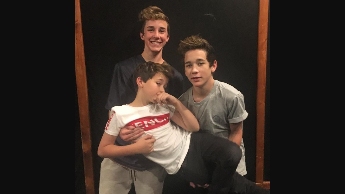 Rowland_lover_9's tweet photo. I met these cuties at the Rowland tourπ. #RowlandTour.com https://t.co/QdCSzja6Yo