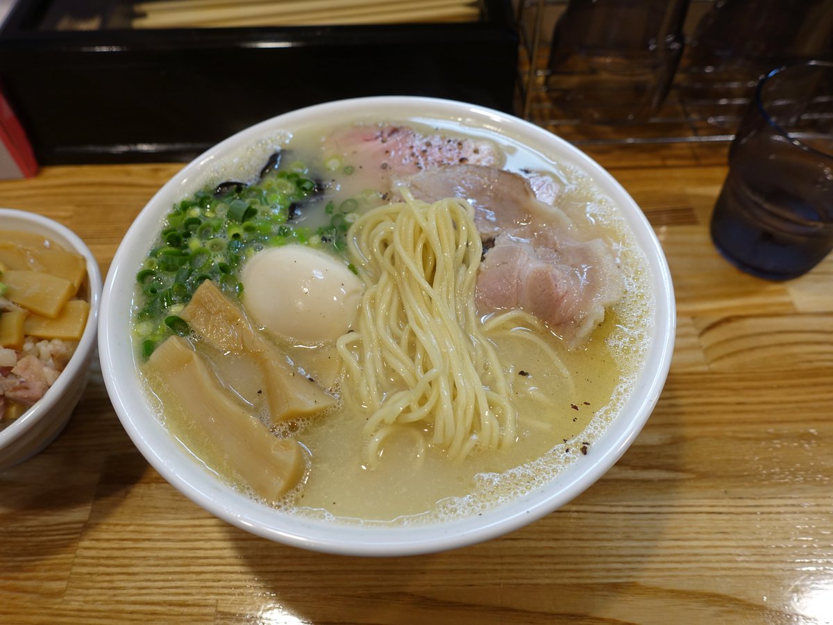 agunesu_dejitar's tweet photo. 麺や 一想さんに電車でお邪魔して、鶏白湯 塩(大盛)、チャーシュー増し、メンマ増し、煮玉子、チャーシュー丼と、数量限定『冷やし らぁ麺(醤油)』を頂きました。
今日も暑かったけど鶏白湯が食べたかったので汗だくになりましたがやっぱ最高に旨かったです��😍😍
〆は冷やしでクールダウンｗ https://t.co/yIWw4VRYEn