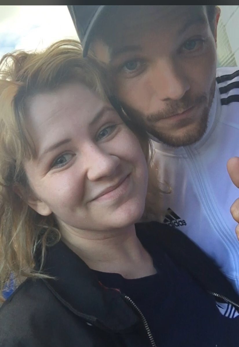 dnarrrainbow's tweet photo. Луи с поклонниками сегодня около студии Signal Radio.
Я вижу "футбол"опять от Гоши?)
#BackToYouOnRadio https://t.co/yMd0ImCNbe