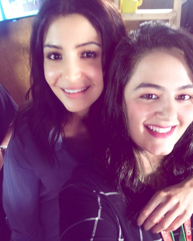 AliaDiaries's tweet photo. @AnushkaSharma with a fan #jhms https://t.co/pbXfTmtHYC