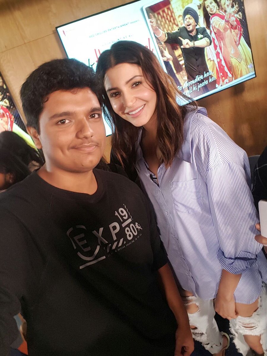 AnushkaSFanCIub's tweet photo. @AnushkaSharma [MORE PICS]: Anushka clicked with fans during #JHMS promotions today ❤ https://t.co/smzY6h4Vux