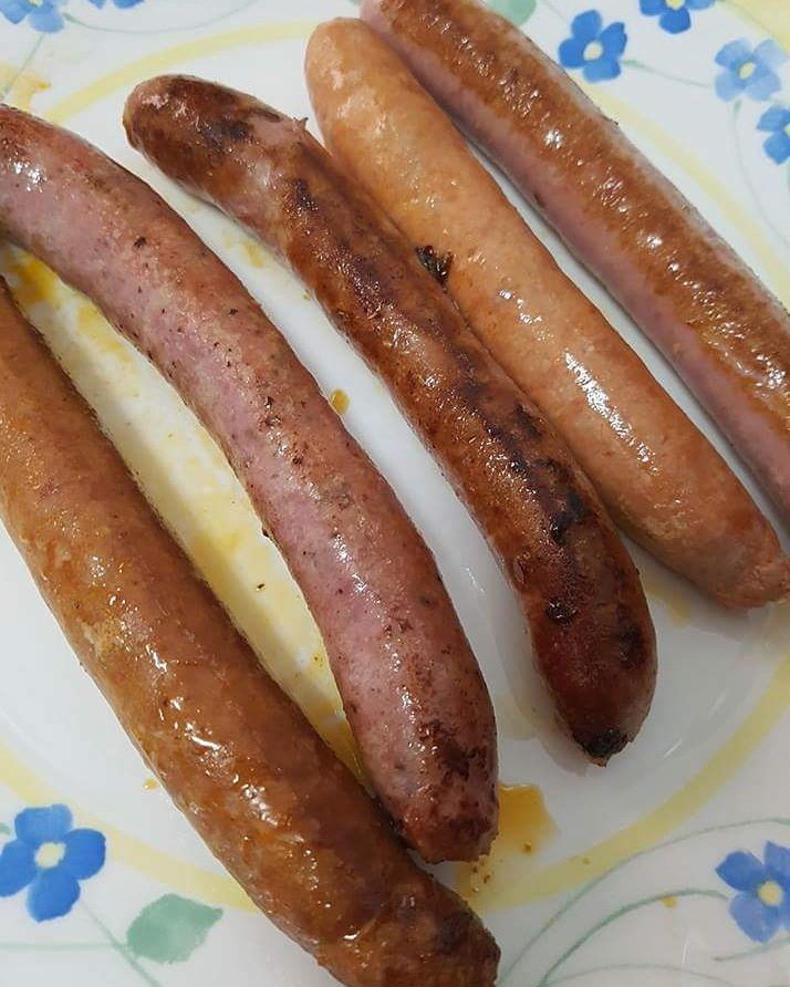 ComidaDEspana's tweet photo. En Carniceria Lomillos elaboran 5 especialidades diferentes de #longanizas: Blanca Roja Pollo Pimiento del Piquillo Finas Hierbas. https://t.co/e8InPWIIwo