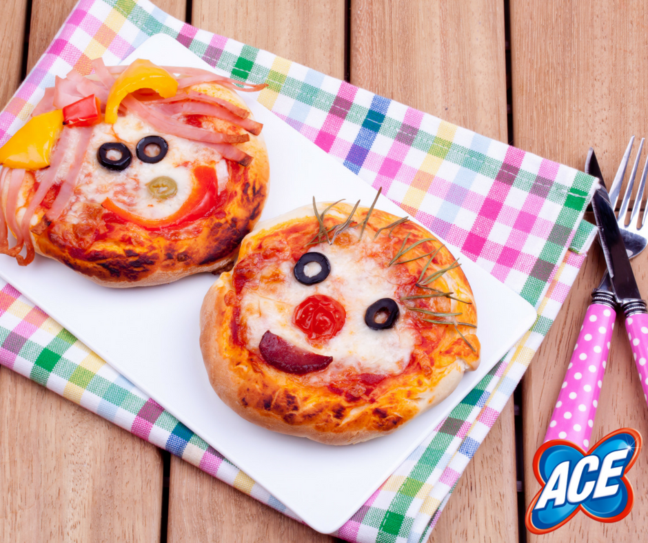 ACECLEANUK's tweet photo. Happy Monday Everyone! We've been making smiley pizzas - A fun way to add a few more veggies too. #AceTips #AceKids #HappyMonday https://t.co/C37vgrH8Ht