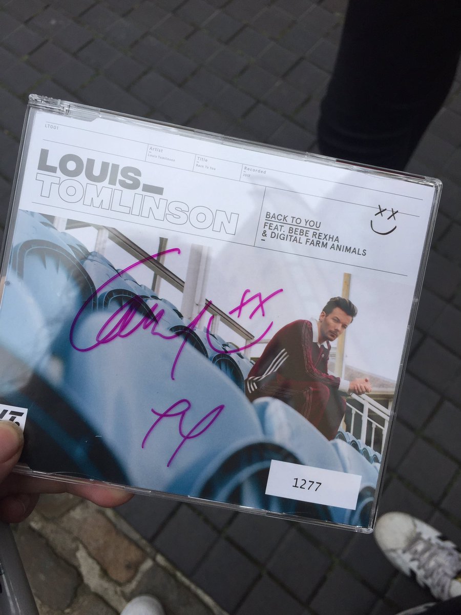 jeonghann's tweet photo. @Louis_Tomlinson thank you so much for meeting us and for signing my cd!! ❤ https://t.co/XVstk30oNJ