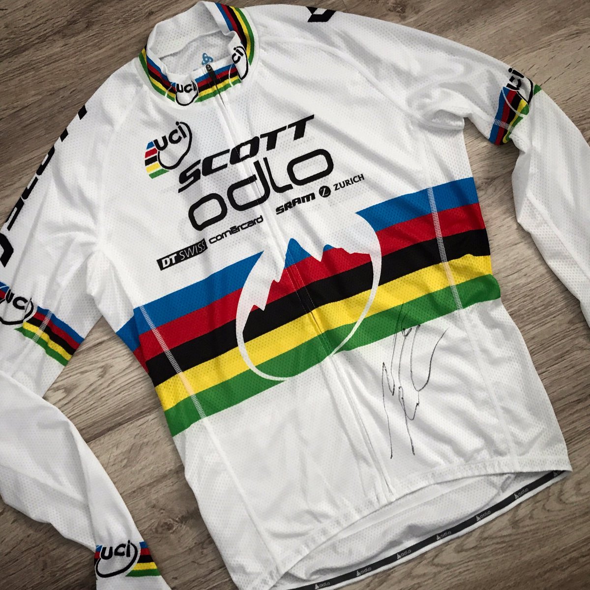 Guess what the new #ScottSpark RC WorldCup will look like and stand a chance to win this signed shirt by the champ <a href="/nschurter/">Nino Schurter</a> #scott2luvit