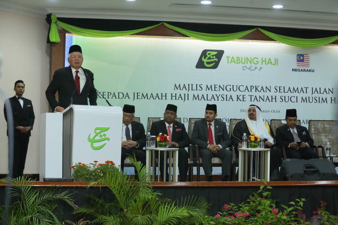 Tabung_Haji's tweet photo. YAB PM mengucapkan selamat jalan kpd jemaah haji KT02 ke Tanah Suci.#haji1438H #tabunghaji #kt02 https://t.co/KCk4p4pxvT