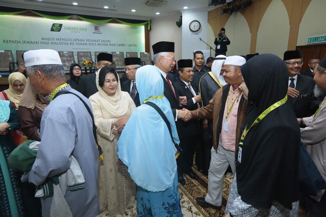 Tabung_Haji's tweet photo. YAB PM mengucapkan selamat jalan kpd jemaah haji KT02 ke Tanah Suci.#haji1438H #tabunghaji #kt02 https://t.co/KCk4p4pxvT
