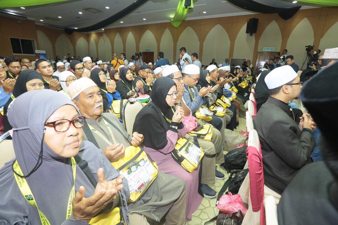 Tabung_Haji's tweet photo. YAB PM mengucapkan selamat jalan kpd jemaah haji KT02 ke Tanah Suci.#haji1438H #tabunghaji #kt02 https://t.co/KCk4p4pxvT