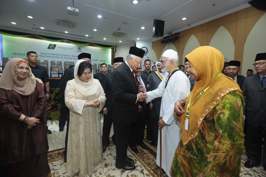 Tabung_Haji's tweet photo. YAB PM mengucapkan selamat jalan kpd jemaah haji KT02 ke Tanah Suci.#haji1438H #tabunghaji #kt02 https://t.co/KCk4p4pxvT