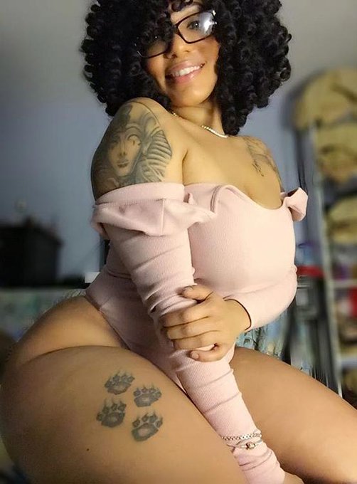 sexy girl smiling with her forms https://t.co/daLj0eZPjb