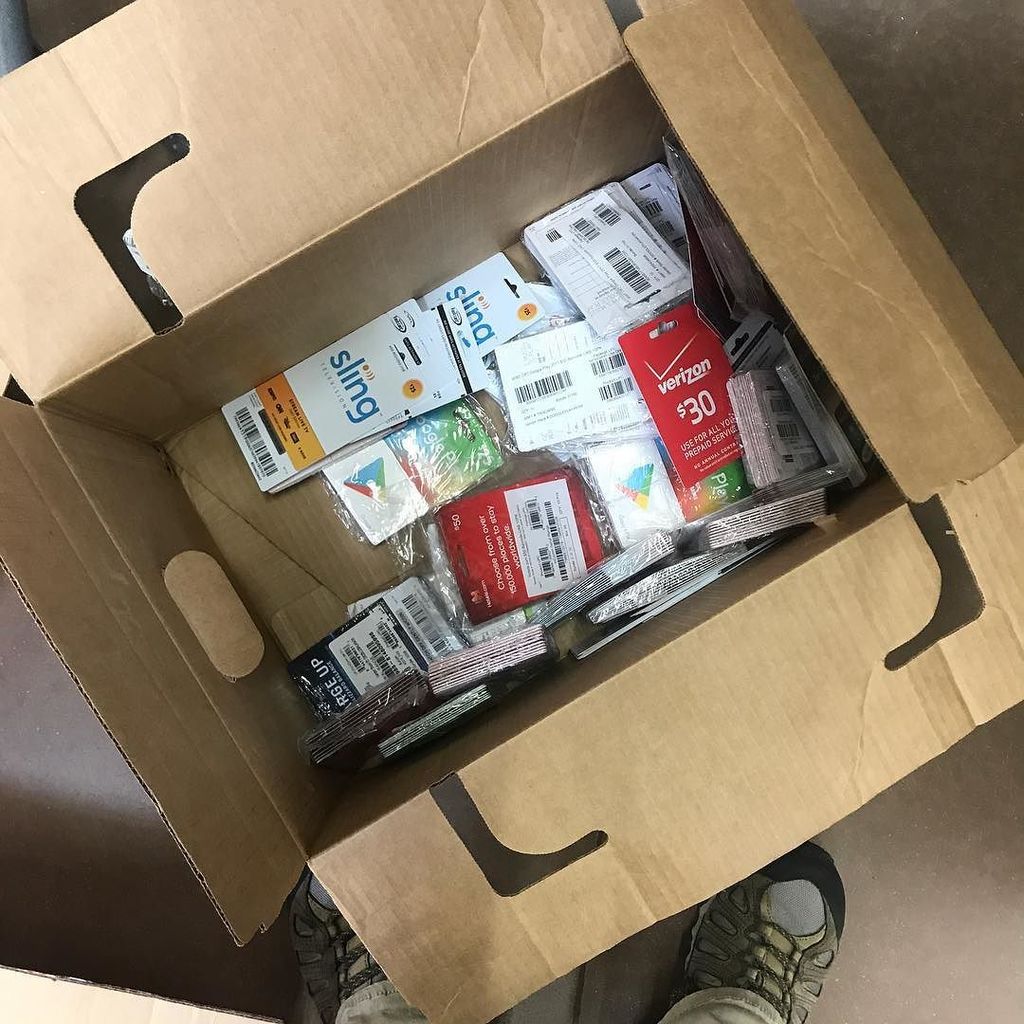 STS_53364R5's tweet photo. This #breakpack was #full of #giftcards. So many that I needed so it's kinda welcomed. Big #surprise when #searchi… https://t.co/xfX8TRomLk https://t.co/EGJcajSE2v