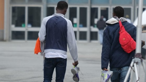 Radio1Rai's tweet photo. 'Meglio 35euro sicuri che niente': gli hotel di #Salsomaggiore preferiscono i #migranti alle miss.
15h30 in apertura a #RestateScomodi. https://t.co/qJSZyv2NjP