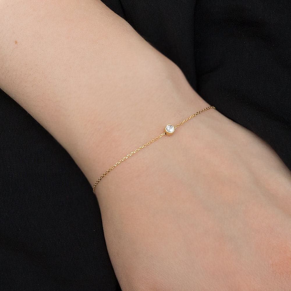 GildedLab's tweet photo. The thread bracelet. An everyday touch of luxury meant to never be taken off. Delicate chain of sparkling 18k gold… https://t.co/NoM8mfAz1Y https://t.co/4vr47fXLsz