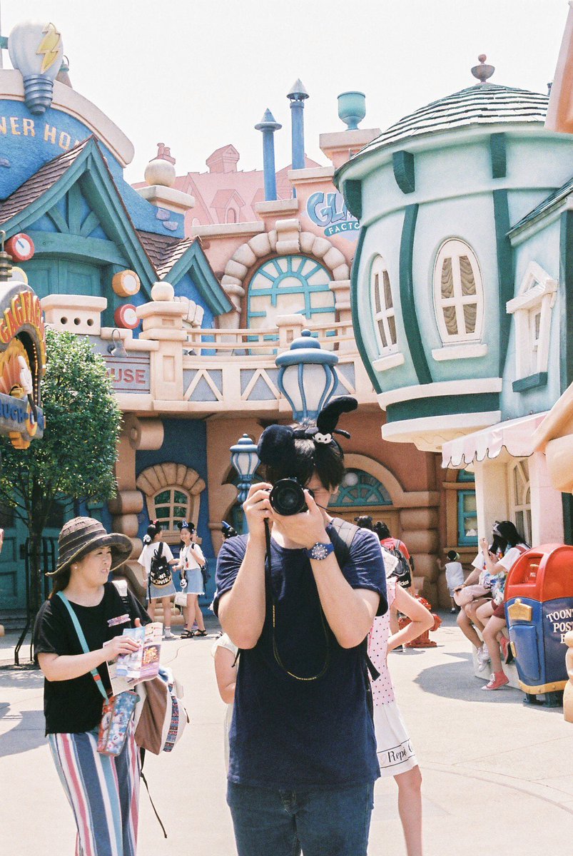 611y_k's tweet photo. ディズニーランドをフィルムカメラで撮りました。
フィルムのざらつき感や色合いはデジタルでは再現できないので、撮れてとても嬉しいです🏰🌻
楽しかったー！！

#film #ricoh #filmphotography #Disneyland #ディズニーランド #フィルム https://t.co/QgVVLfi0J4
