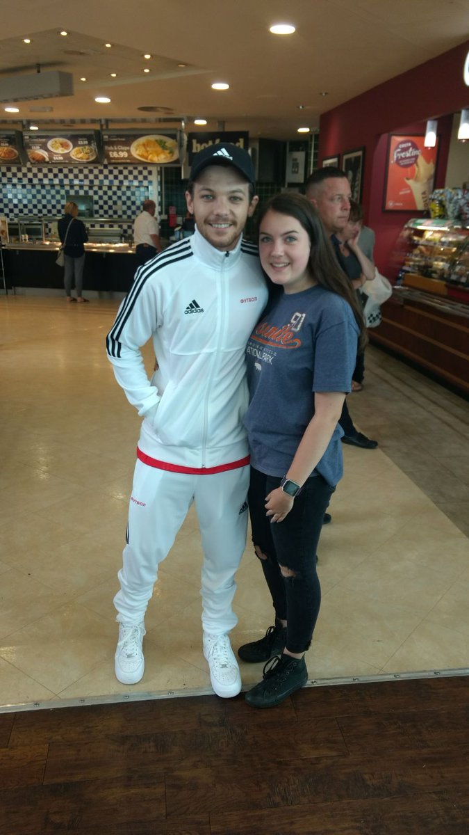 signoflxrry's tweet photo. I was admiring how fit Louis is then I went OH HI PRESTON😍 https://t.co/vGt2flYqK0