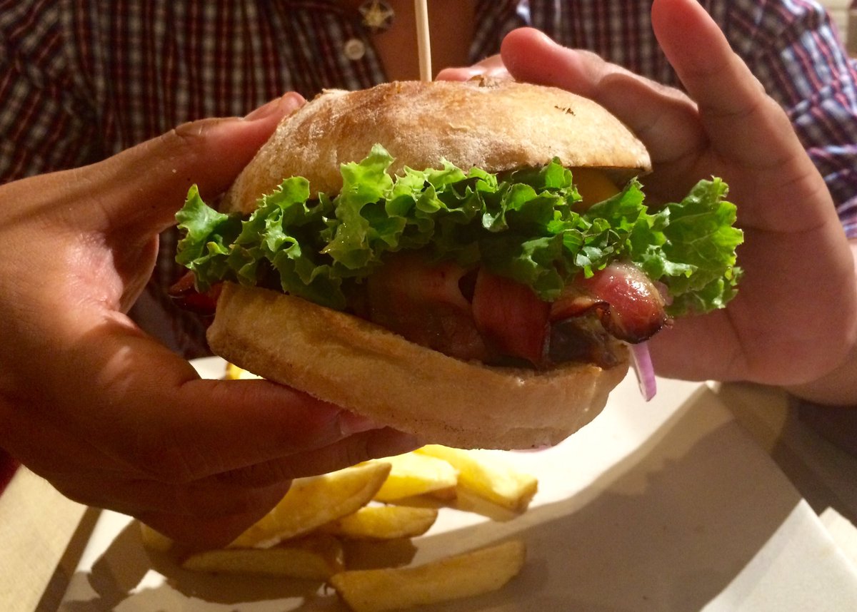 MarelaRest's tweet photo. ..esa cara de satisfacción después de comer una de nuestras hamburguesas..😄La calidad,es lo que tiene👍🏼
 #marela #lamejorcarne #calidad https://t.co/QNyWnGBZKQ