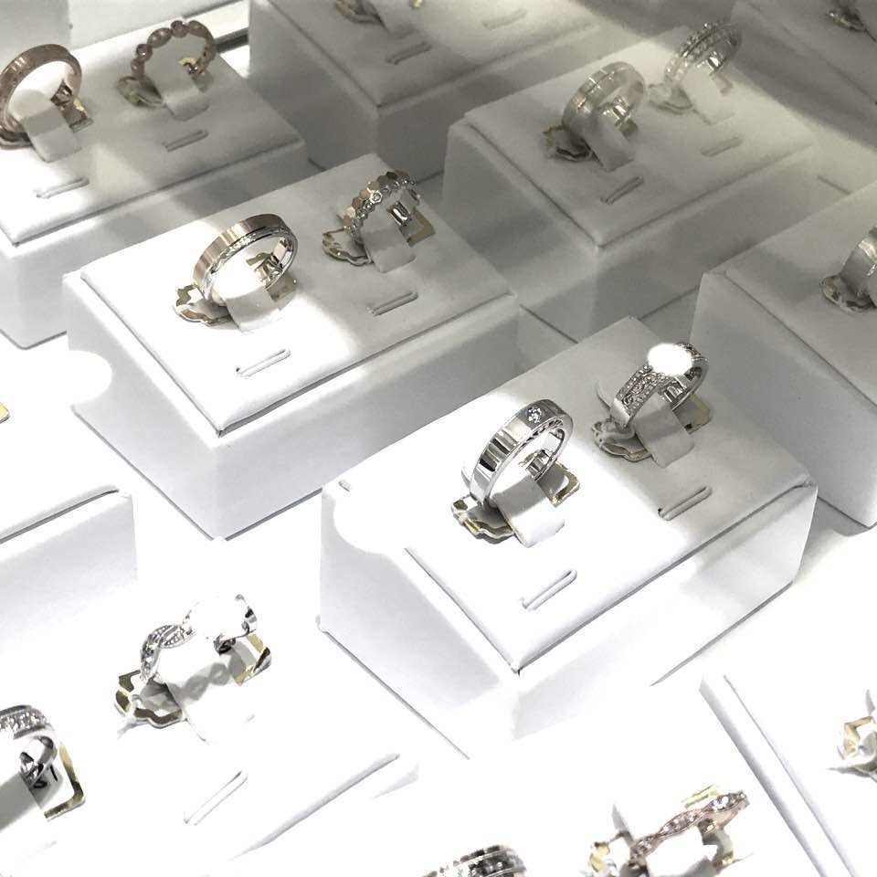 iamicefrost's tweet photo. Jaan Paul: Choosing our wedding bands https://t.co/4lpMRZry4Q https://t.co/1zRwQyDDxM