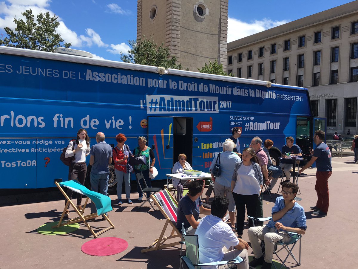 jeunesadmd's tweet photo. Beaucoup de monde à #Lyon pour l'#AdmdTour pour parler #findevie et #TasTaDA ! https://t.co/NRp2w5Ds7X