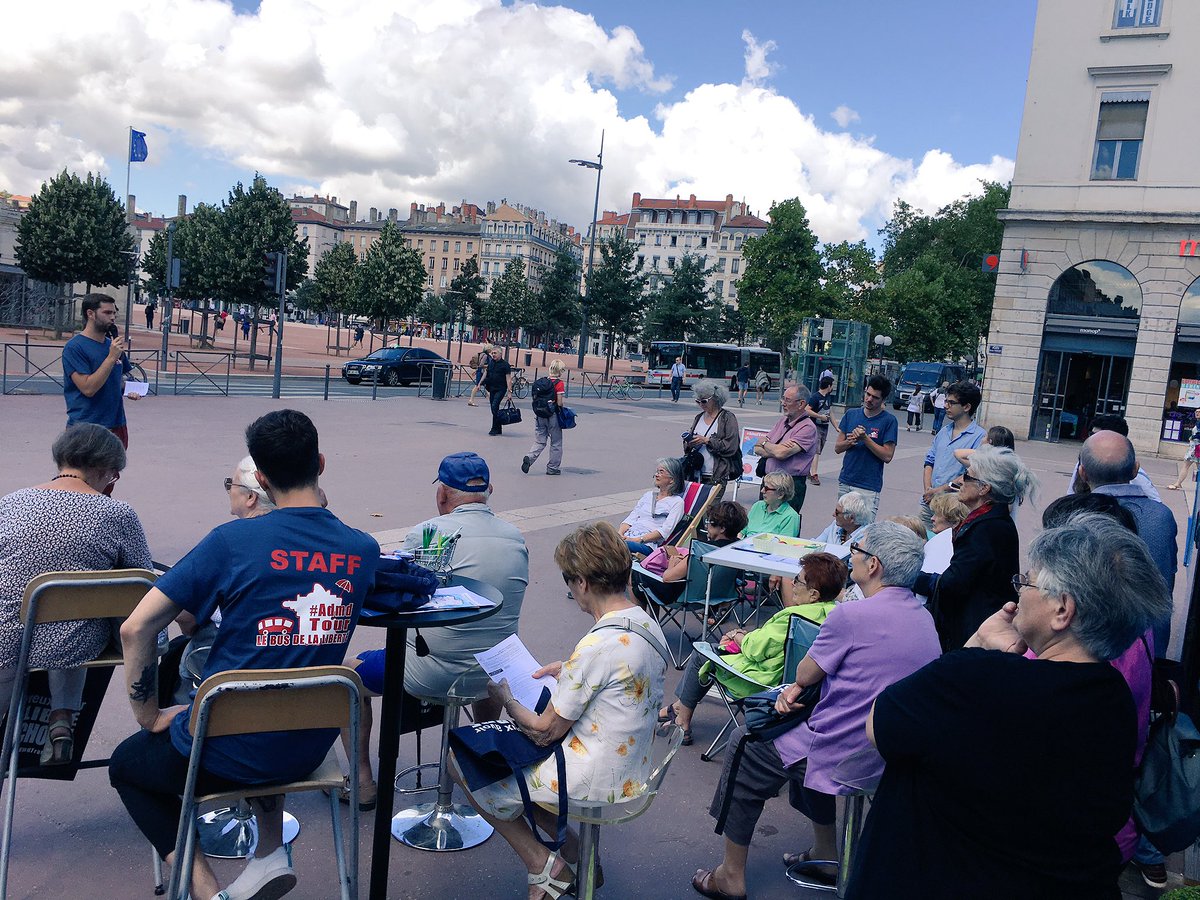 jeunesadmd's tweet photo. Beaucoup de monde à #Lyon pour l'#AdmdTour pour parler #findevie et #TasTaDA ! https://t.co/NRp2w5Ds7X